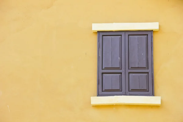 Schließen Sie die Hintergrundfarbe des Fensters an eine gelbe Wand — Stockfoto