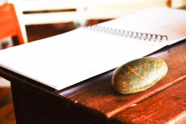 Steine und auch Bücher auf dem Tisch — Stockfoto