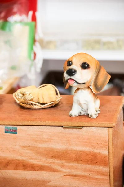 Masanın üzerine yerleştirilen bir köpek heykeli — Stok fotoğraf