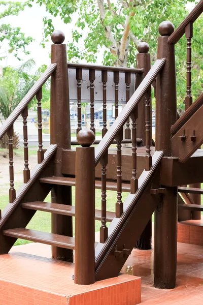 Vieux escalier en bois brun — Photo