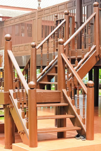 Vecchie scale di legno marrone — Foto Stock