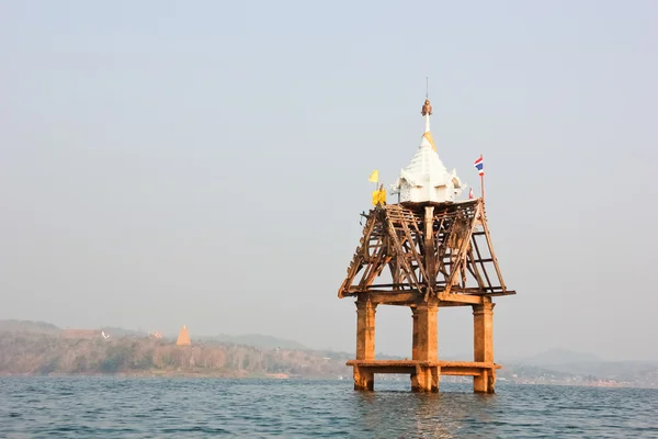 De oude toren in het midden van het water — Stockfoto