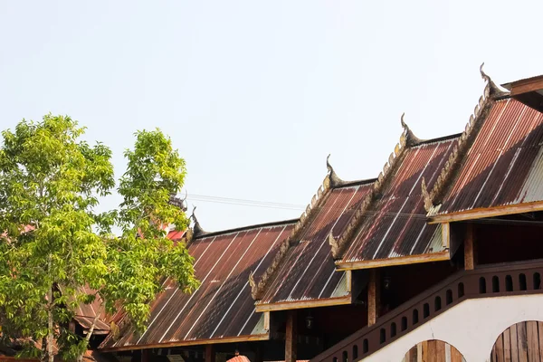 Крыша старого храма — стоковое фото