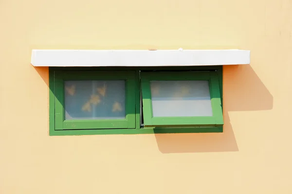 Window on the wall with green and orange — Stock Photo, Image