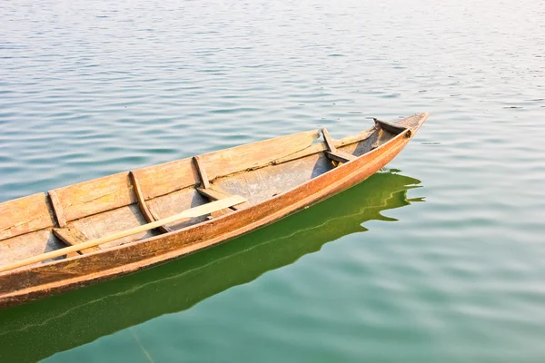 Деревянные лодки в реке — стоковое фото