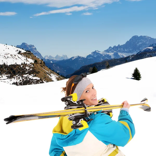 Skifahren in den Bergen — Stockfoto