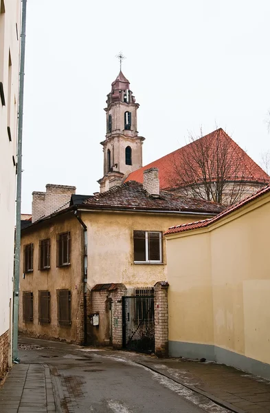 Ulice vilnius a starý kostel — Stock fotografie
