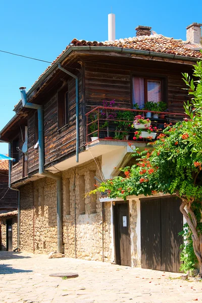 Uma casa típica na cidade velha. Nessebar. Bulgária . — Fotografia de Stock