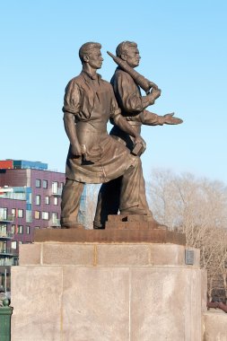 Yeşil köprüde çalışma heykel. Vilnius. Litvanya.