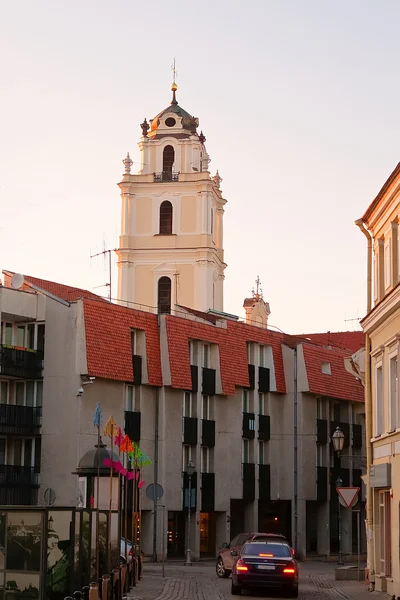 A torre sineira da igreja católica. Vilnius. Lituânia . — Fotografia de Stock