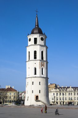 Katedral Meydanı'nda çan kulesi