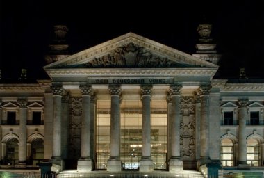 Berlin'de geceleri bina reichstag