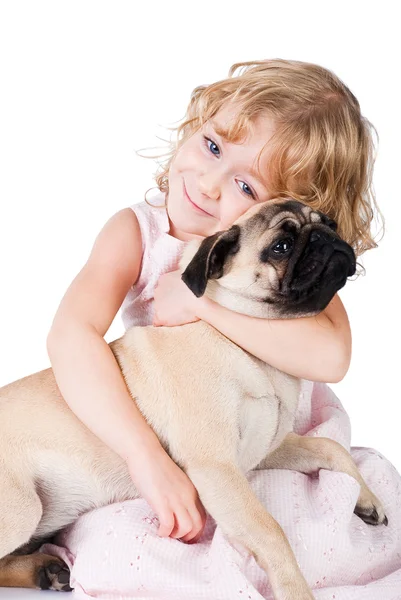 Roztomilá usměvavá dívka s krásný pes izolovaných na bílém — Stock fotografie