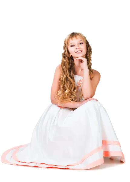 Симпатична дівчина-підліток з дивовижними довгими розмитими волоссями ізольовані на білому б — стокове фото