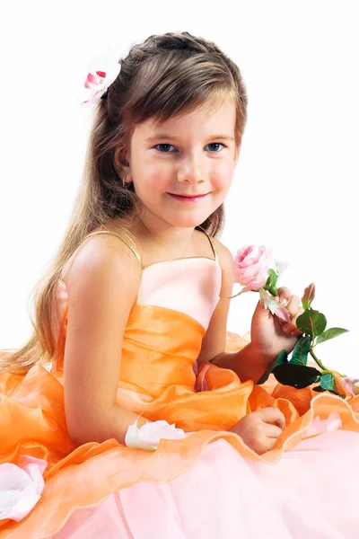 Bambina che tiene una rosa isolata su bianco — Foto Stock