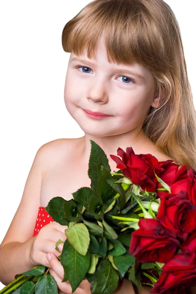 Adorabile ragazza con mazzo di rose rosse isolate su schiena bianca — Foto Stock