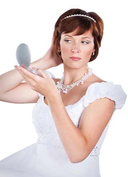 Joven novia haciendo maquillaje aislado sobre fondo blanco — Foto de Stock