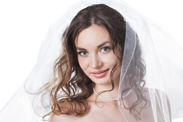 Портрет красивой невесты в вуали на белом фоне — стоковое фото