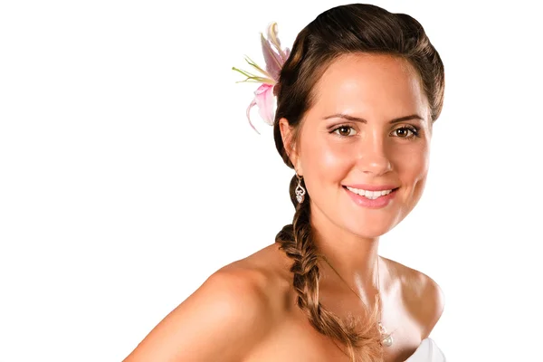 Sonriente chica joven con peinado de flores y el rostro aislado sobre w — Foto de Stock