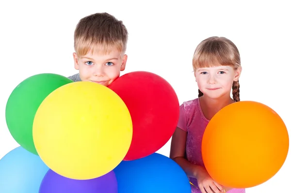 Niño y niña de 6 años con globos de colores aislados en whit — Foto de Stock
