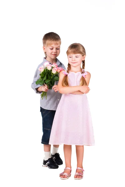 Menino dando flores para menina isolada no fundo branco — Fotografia de Stock