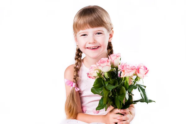 Entzückendes Mädchen mit einem Strauß rosa Rosen auf weißem Hintergrund — Stockfoto