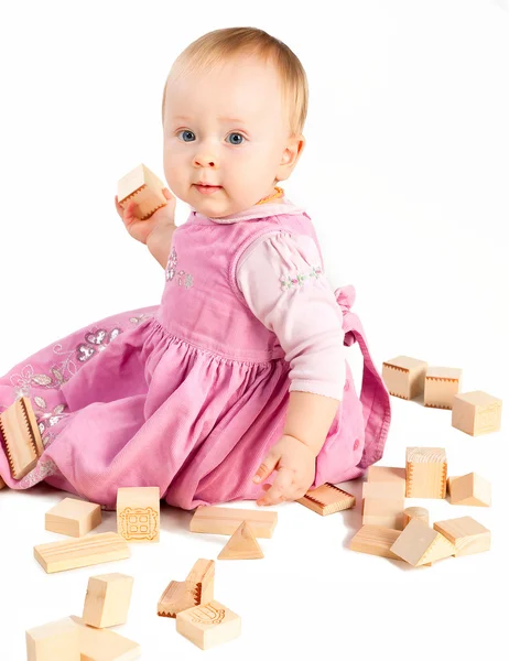 Lány gyermek játszó fa tömb — Stock Fotó