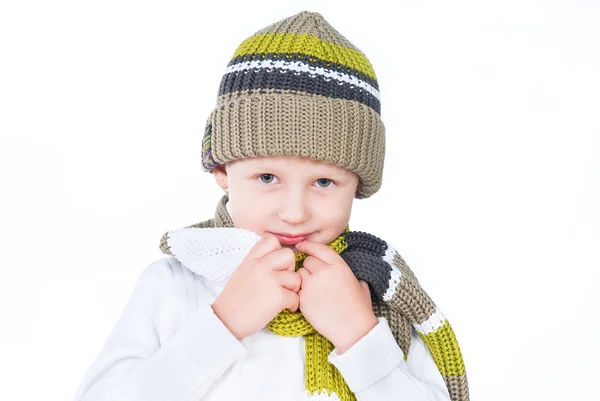 Menino vestindo roupa de inverno isolado no fundo branco — Fotografia de Stock