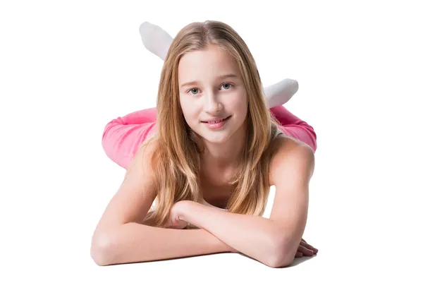 Усміхнена дівчина-підліток розслабляється на підлозі ізольовано на білому тлі — стокове фото