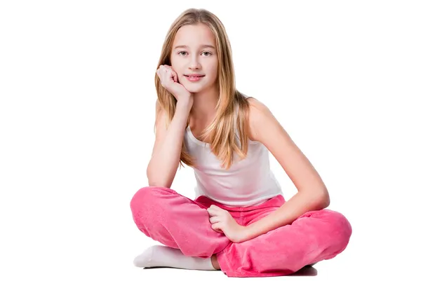 Гарненька дівчина-підліток розслабляється після активності ізольовано на білому фоні — стокове фото