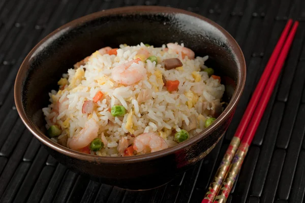 Μπολ με γαρίδες ανακατώνει τα τηγανητά ρύζι, παραδοσιακά κινέζικα τρόφιμα — Φωτογραφία Αρχείου