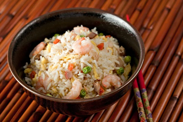 Tigela de arroz frito de agitação de camarão, comida tradicional chinesa — Fotografia de Stock