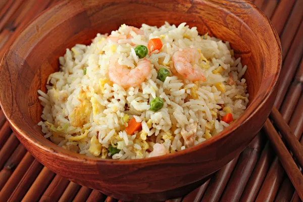Mísy krevety míchejte fry rýže, tradiční čínské jídlo — Stock fotografie