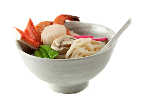 Sopa de macarrão de udon de frutos do mar, prato japonês popular — Fotografia de Stock