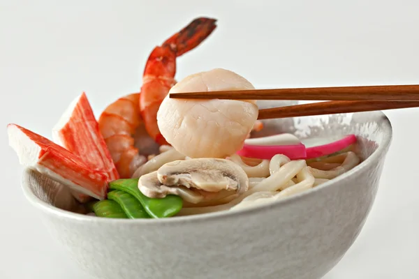 Deniz ürünleri udon erişte çorbası — Stok fotoğraf