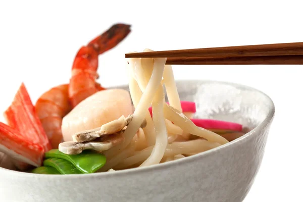 Owoce morza zupa z makaronem udon, popularne danie japońskie — Zdjęcie stockowe