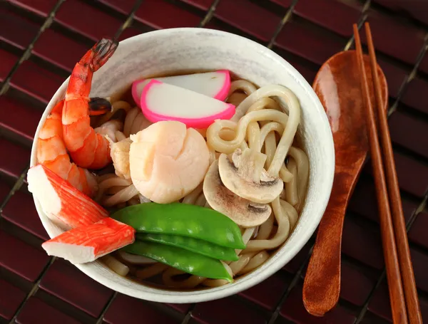 Deniz ürünleri udon erişte çorbası, popüler Japon çanak — Stok fotoğraf