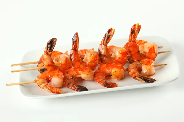 Espetos de camarão com molho de pimenta de alho doce no fundo branco — Fotografia de Stock