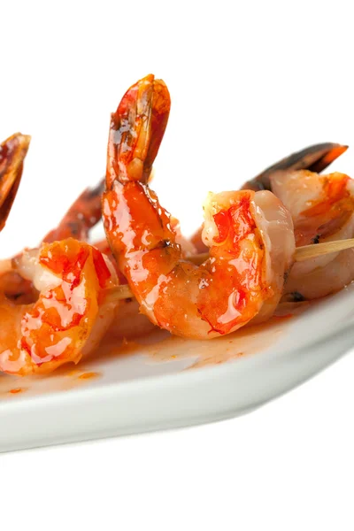 Closeup of BBQ shrimp skewers with sweet garlic chili sauce isol — Stock Photo, Image