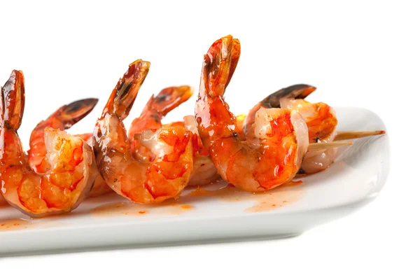 Espetos de camarão com molho de pimenta de alho doce no fundo branco — Fotografia de Stock
