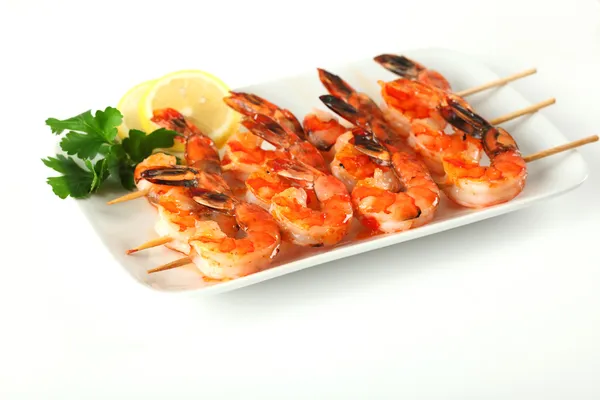 Shrimp skewers with sweet garlic chili sauce on isolated backgro — Stock Photo, Image