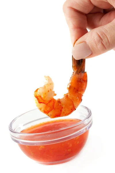 Креветки барбекю погружение в сладкий чесночный соус чили — стоковое фото