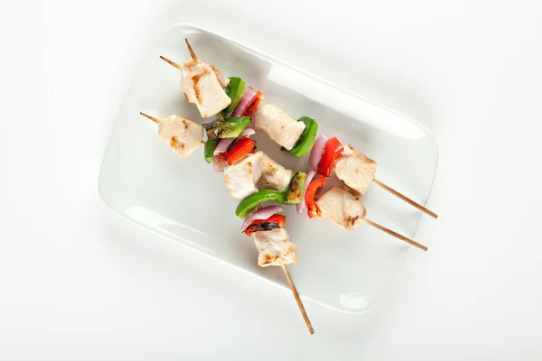 Cubed chicken kabobs with red peppers, green peppers and red oni — Stock Photo, Image