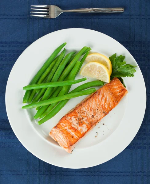 Filete de salmón a la parrilla con plato de judías verdes —  Fotos de Stock