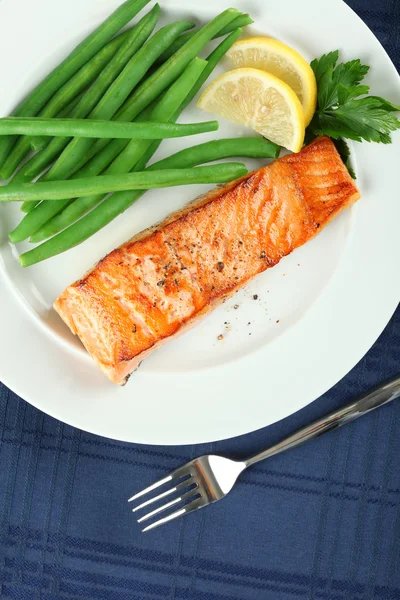 Straight View of Grilled Salmon Fellet with Green Beans — Stock Photo, Image