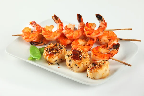 Sesame ginger scallop with hoisin sauce and Shrimp Skewers — Stock Photo, Image