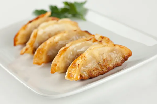 Pote frito adesivos, Dumplings, comida tradicional asiática — Fotografia de Stock