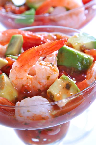 Crevettes avec sauce à la salsa d'avocat — Photo