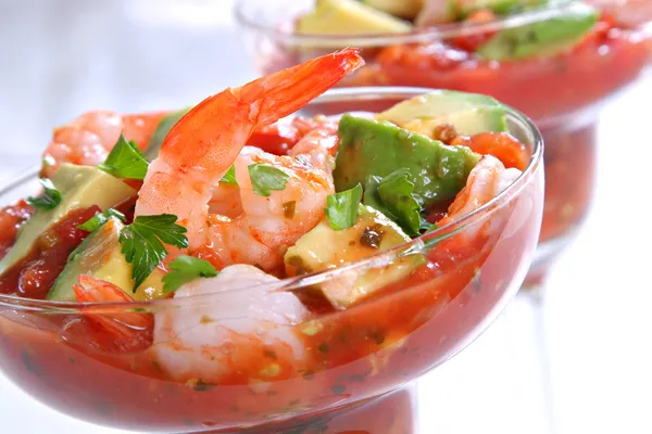 Crevettes avec sauce à la salsa d'avocat — Photo