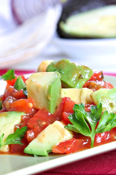 Avokado salsa sosu üzerine — Stok fotoğraf